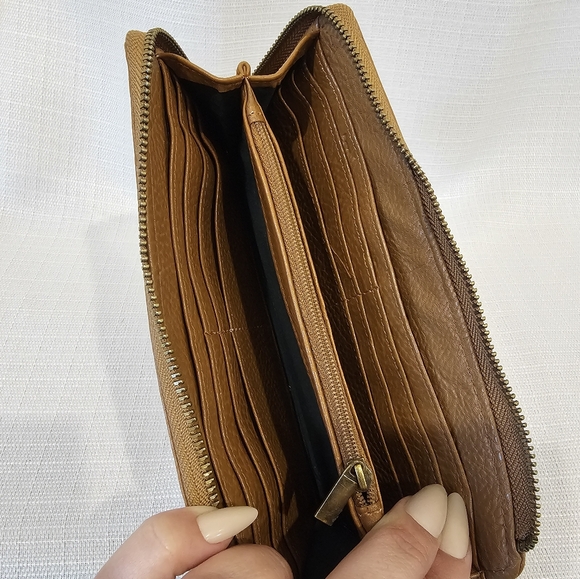 Matt & Nat brown wallet in near perfect condition - Picture 3 of 7